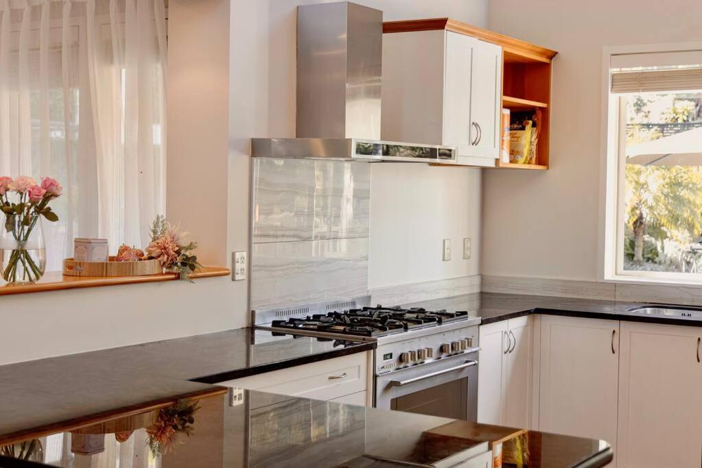 Modern Lifestyle Retreat With Stunning City View Auckland Eksteriør bilde